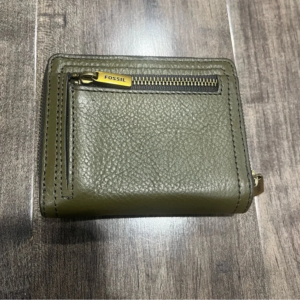 Fossil  Women's Logan Small RFID Bifold leather Olive Green wallet - Picture 2 of 8
